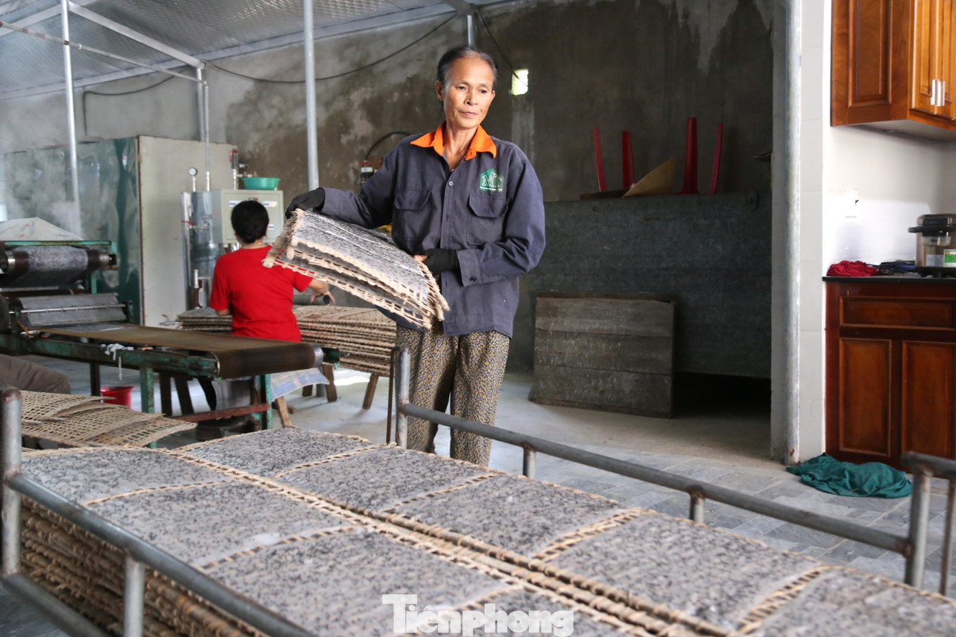 Kinh nghiệm gần 10 năm tráng bánh đa, ông Khang cho biết, gạo làm bánh sẽ được ngâm vào tối hôm trước, xay hoàn chỉnh. Khoảng 4 giờ sáng, dây chuyền tráng bánh được khởi động. 30 phút sau, cả nhà bắt tay vào tráng bánh, phơi bánh liên tục đến khoảng 10 giờ thì xong. Trời nắng to, làm xong càng sớm càng tốt.