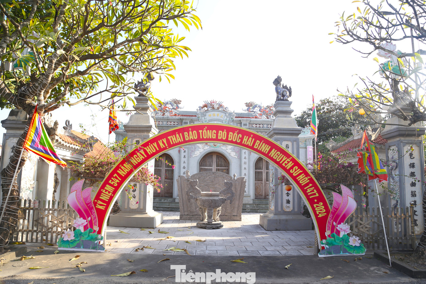 Đền Vạn Lộc được xây dựng vào thời Lê, thờ Thái úy quận công Nguyễn Sư Hồi - người có công chiêu dân, lập ấp, xây dựng nên làng Vạn Lộc. Đền Vạn Lộc được xây dựng vào thời Lê, thờ Thái úy quận công Nguyễn Sư Hồi - người có công chiêu dân, lập ấp, xây dựng nên làng Vạn Lộc.