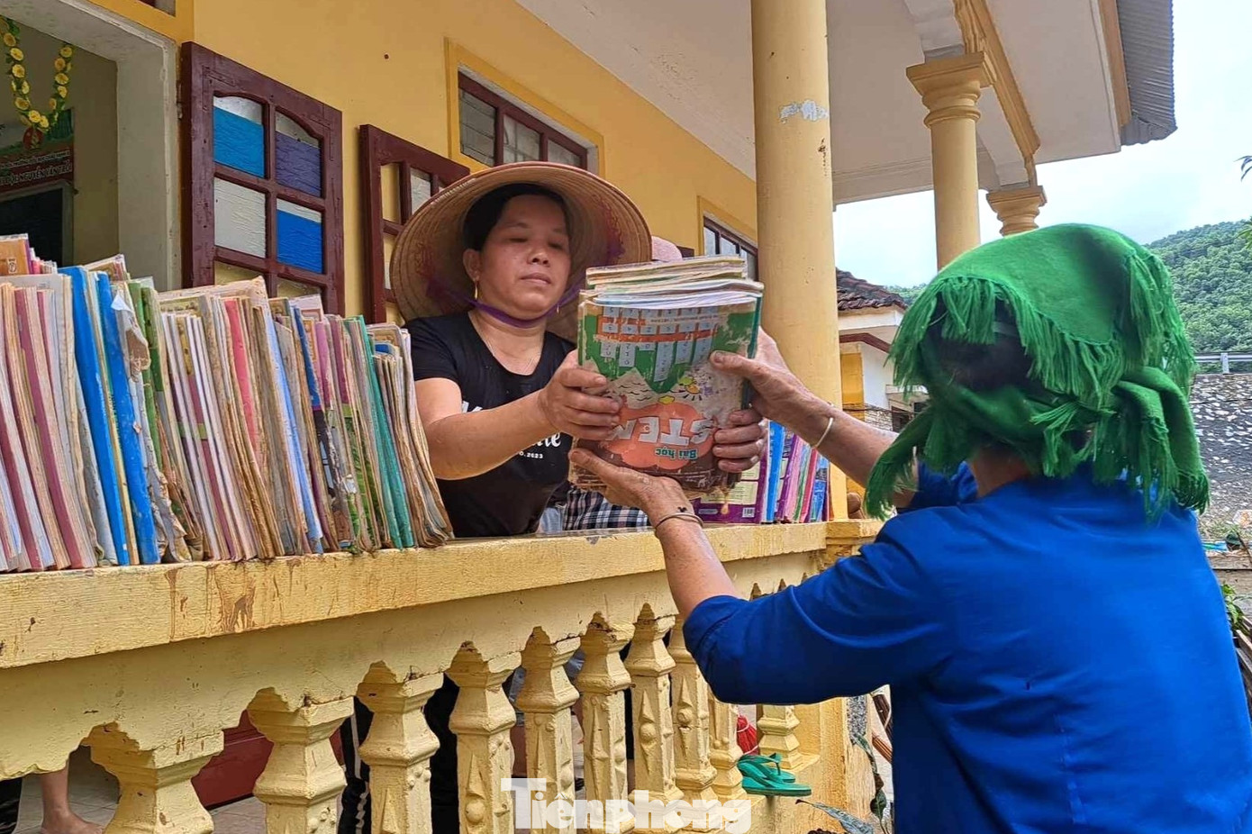 Nhiều phụ huynh đến trường chung tay cùng thầy cô vệ sinh trường lớp.