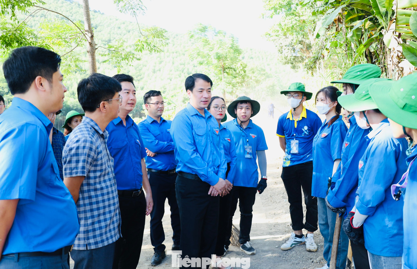 Sáng cùng ngày, tại xã Chi Khê, huyện Con Cuông, đoàn công tác T.Ư Đoàn, Tỉnh Đoàn Nghệ An đã tới động viên, tặng quà đội thanh niên tình nguyện chiến dịch Mùa hè xanh Khoa Luật – Trường Đại học Vinh hoạt động tại địa bàn.