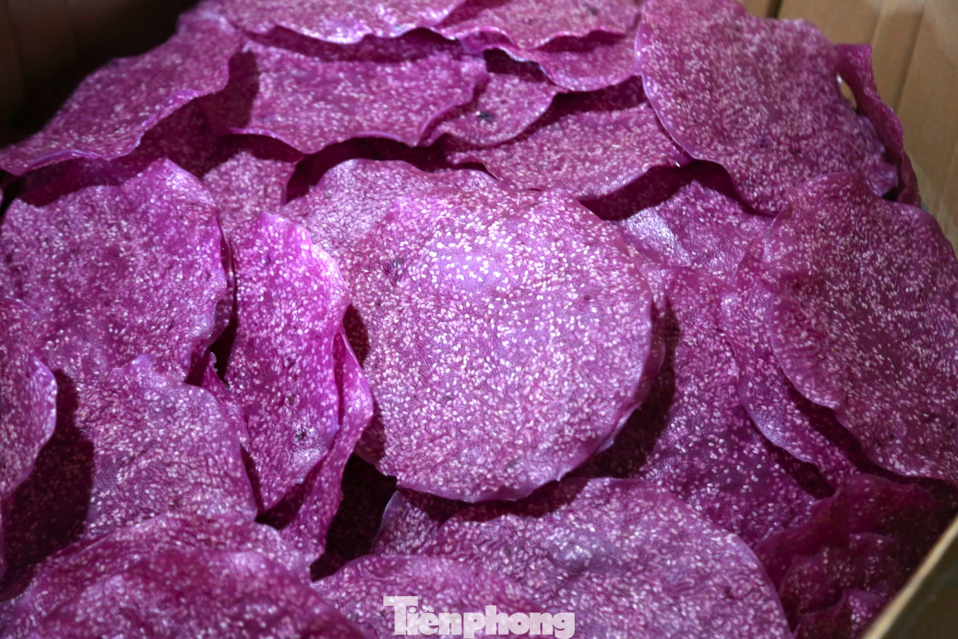 Bánh đa vừng khoai lang tím, bánh đa gấc là sản phẩm mới được các hộ làm nghề sáng tạo, bước đầu được thị trường đón nhận. Sản phẩm làm ra luôn được tiêu thụ hết, ít khi có hàng tồn. Bánh đa vừng khoai lang tím, bánh đa gấc là sản phẩm mới được các hộ làm nghề sáng tạo, bước đầu được thị trường đón nhận. Sản phẩm làm ra luôn được tiêu thụ hết, ít khi có hàng tồn.