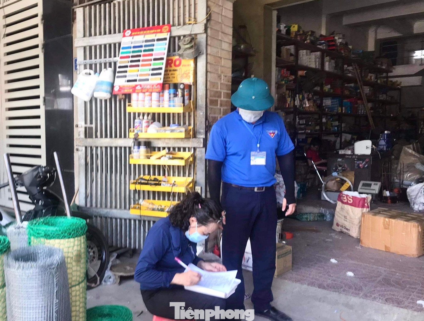 Các tổ truy vết ngoài công an phường, cán bộ phường còn có sự hỗ trợ của lực lượng thanh niên, đến từng nhà để lấy lời khai báo của các hộ dân.