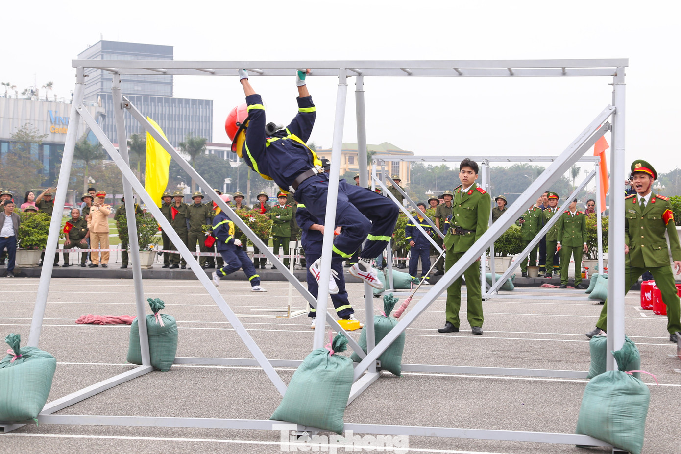 Môn thi “4x100m chạy tiếp sức cứu người và chữa cháy”. Trong ảnh, lính cứu hỏa vượt qua mô hình chướng ngại vật.