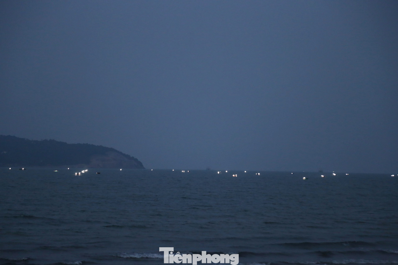 Mực nháy (hay mực nhảy) là tên gọi dùng để chỉ những con mực được ngư dân vừa câu lên, còn tươi rói, mắt và các sao trên thân mực phát sáng nhấp nháy. Loại mực này là đặc sản của vùng biển tại Nghệ An thường xuất hiện từ tháng 3 đến tháng 8 hàng năm. Trong ảnh: Những chiếc thuyền thúng đánh bắt mực nháy trên biển.