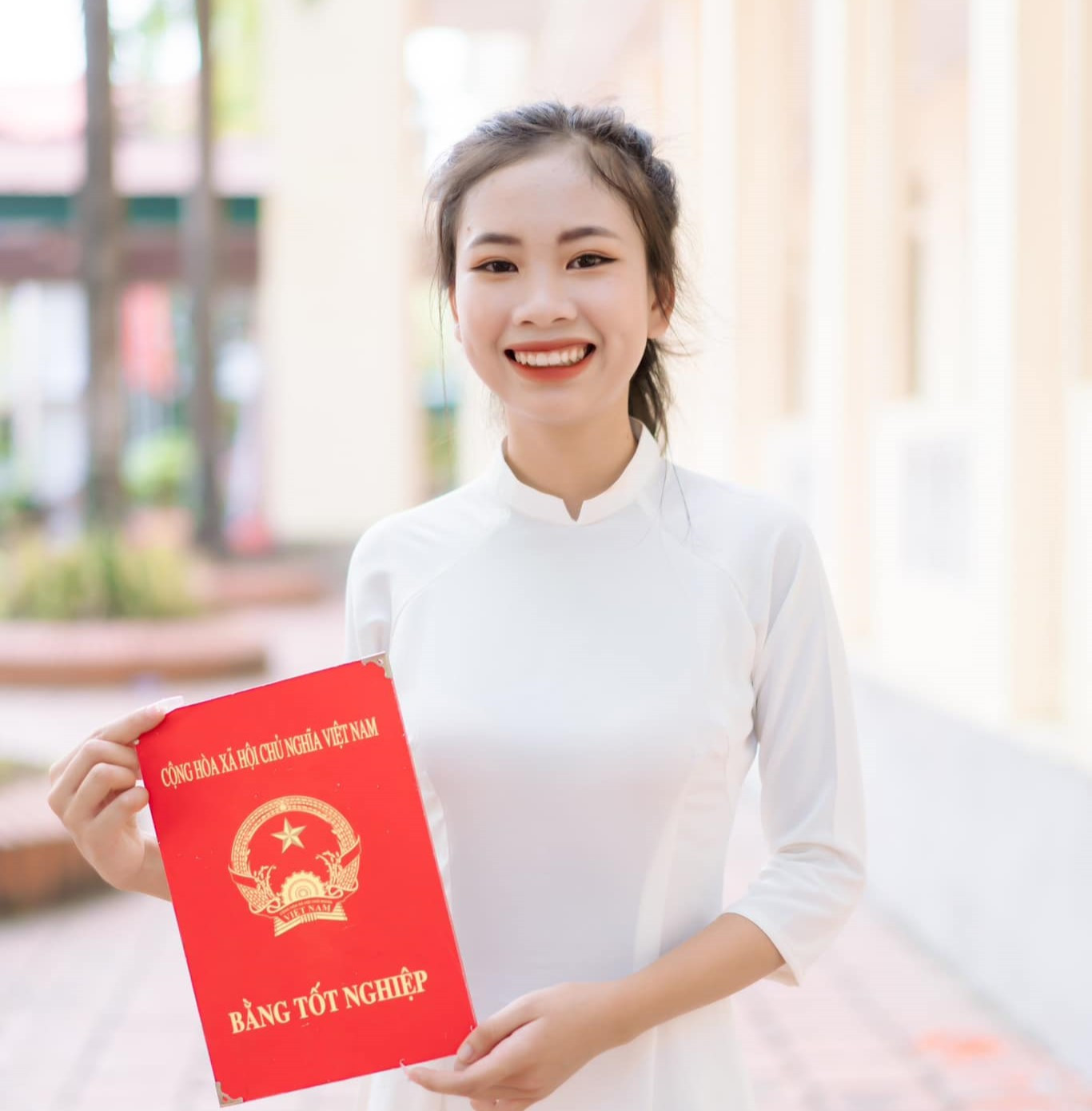 Đậu Thị Cẩm Dung - Lớp 12D7, Trường THPT Quỳnh Lưu 2, huyện Quỳnh Lưu xuất sắc trở thành thủ khoa khối C của tỉnh Nghệ An năm 2023