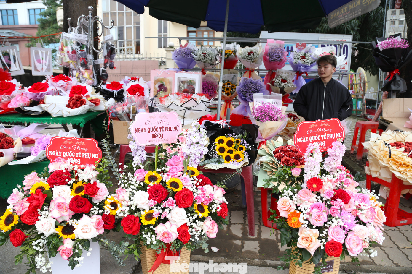 Theo ghi nhận, hoa hồng đơn có giá khoảng 10.000 đồng/bông, các bó hoa dao động từ 200.000 - 1 triệu đồng, tùy kích cỡ và loại hoa. Những dòng hoa nhập khẩu như tulip, mẫu đơn,… vẫn được bày bán nhưng số lượng người mua không nhiều. Theo ghi nhận, hoa hồng đơn có giá khoảng 10.000 đồng/bông, các bó hoa dao động từ 200.000 - 1 triệu đồng, tùy kích cỡ và loại hoa. Những dòng hoa nhập khẩu như tulip, mẫu đơn,… vẫn được bày bán nhưng số lượng người mua không nhiều.