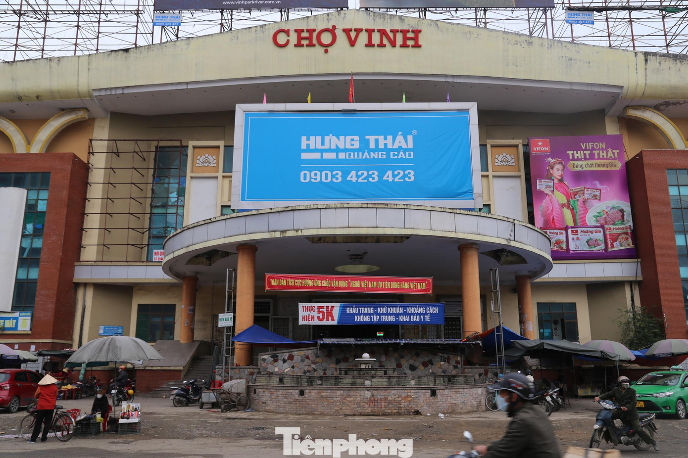 Tại đình chính chợ Vinh, không khí ảm đạm, im lìm, các gian hàng đều vắng khách. Tính đến sáng 15/2, toàn khu chợ mới chỉ có khoảng 50% tiểu thương mở hàng trở lại sau Tết.