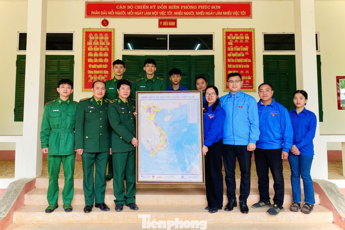Tuổi trẻ Nghệ An trao tặng bản đồ Việt Nam cho các chiến sĩ, bộ đội Đồn Biên phòng.