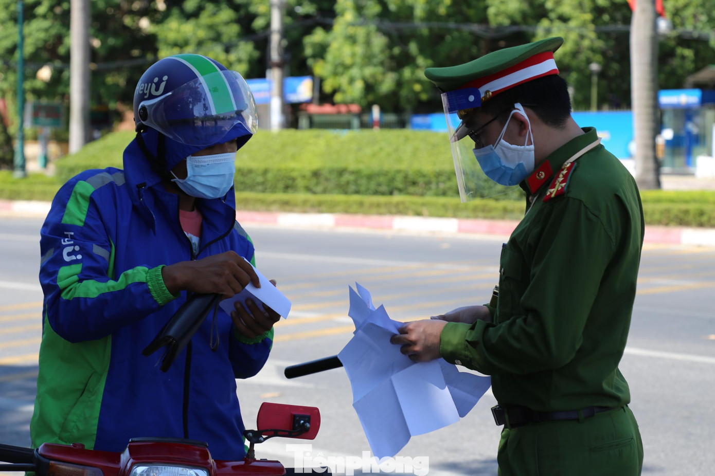 Đối với những người giao hàng (shipper) khi lưu thông trên đường phải có giấy báo kết quả xét nghiệm âm tính bằng phương pháp PCR trong thời hạn 72 giờ kể từ ngày có kết quả xét nghiệm, thẻ hành nghề có xác nhận của chủ doanh nghiệp và sổ nhật trình giao nhận hàng hóa.