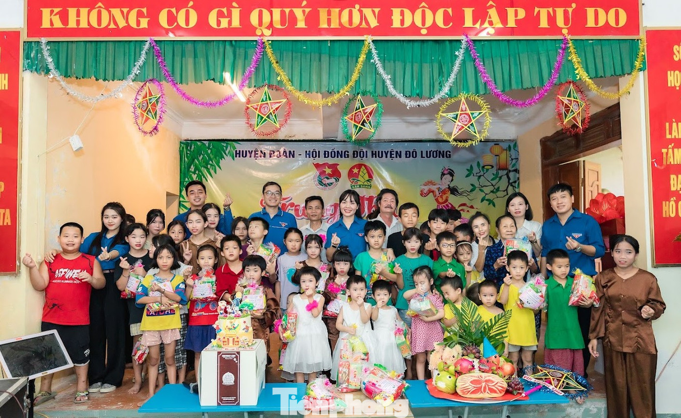 Anh Nguyễn Tất Hùng – Phó Bí thư Huyện Đoàn, Chủ tịch Hội đồng đội huyện Đô Lương cho biết: “Hằng năm, vào các dịp quốc tế thiếu nhi 1/6, trung thu, Tết, Huyện đoàn, Hội đồng đội huyện tổ chức đa dạng các hoạt động dành cho các em nhỏ kém may mắn tại Trung tâm Công tác xã hội tỉnh Nghệ An. Dịp này, được sự đồng hành của công ty TNHH MTV Phú Nguyên Hoàng (Đà Nẵng), chúng tôi muốn mang đến cho trẻ em nơi đây một không khí ấm áp, ý nghĩa, giúp các em có những ký ức đẹp về tuổi thơ và tết Trung thu”.