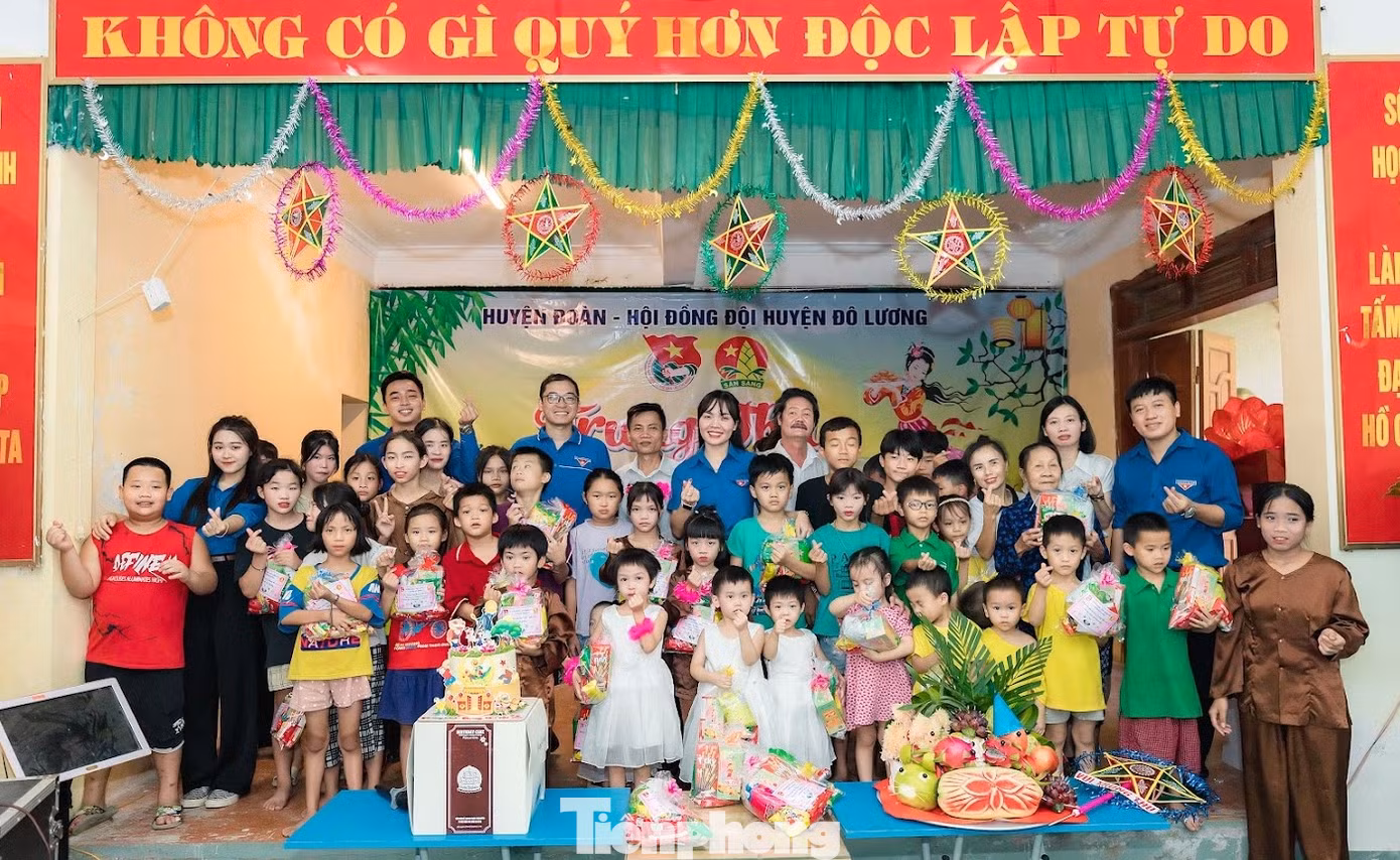 Anh Nguyễn Tất Hùng – Phó Bí thư Huyện Đoàn, Chủ tịch Hội đồng đội huyện Đô Lương cho biết: “Hằng năm, vào các dịp quốc tế thiếu nhi 1/6, trung thu, Tết, Huyện đoàn, Hội đồng đội huyện tổ chức đa dạng các hoạt động dành cho các em nhỏ kém may mắn tại Trung tâm Công tác xã hội tỉnh Nghệ An. Dịp này, được sự đồng hành của công ty TNHH MTV Phú Nguyên Hoàng (Đà Nẵng), chúng tôi muốn mang đến cho trẻ em nơi đây một không khí ấm áp, ý nghĩa, giúp các em có những ký ức đẹp về tuổi thơ và tết Trung thu”.