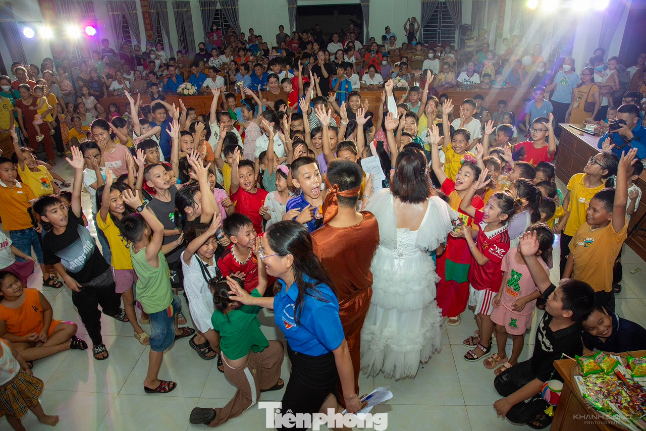 Các em thiếu nhi được thưởng thức các tiết mục văn nghệ đặc sắc, xem màn biểu diễn múa lân, sư tử ấn tượng. Ngoài ra, các em được hòa mình vào không khí sôi nổi, hào hứng, tham gia trò chơi, đố vui có thưởng cùng chị Hằng, chú Cuội; cùng phá cỗ và rước đèn vui Tết Trung thu.