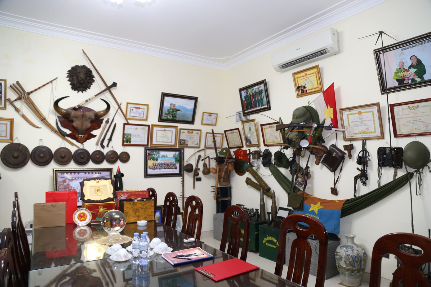 Phòng làm việc của cựu chiến binh Lê Mạnh Hải (TP Vinh, Nghệ An) lâu nay đã trở thành phòng truyền thống trưng bày hàng trăm hiện vật chiến trường, cũng là nơi sinh hoạt của Ban liên lạc Sư đoàn 320 khu vực Nghệ An - Hà Tĩnh. Phòng làm việc của cựu chiến binh Lê Mạnh Hải (TP Vinh, Nghệ An) lâu nay đã trở thành phòng truyền thống trưng bày hàng trăm hiện vật chiến trường, cũng là nơi sinh hoạt của Ban liên lạc Sư đoàn 320 khu vực Nghệ An - Hà Tĩnh.