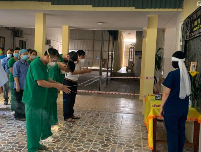 Lãnh đạo bệnh viện và cán bộ, nhân viên y tế bệnh viện dã chiến thắp hương chia buồn của gia đình.