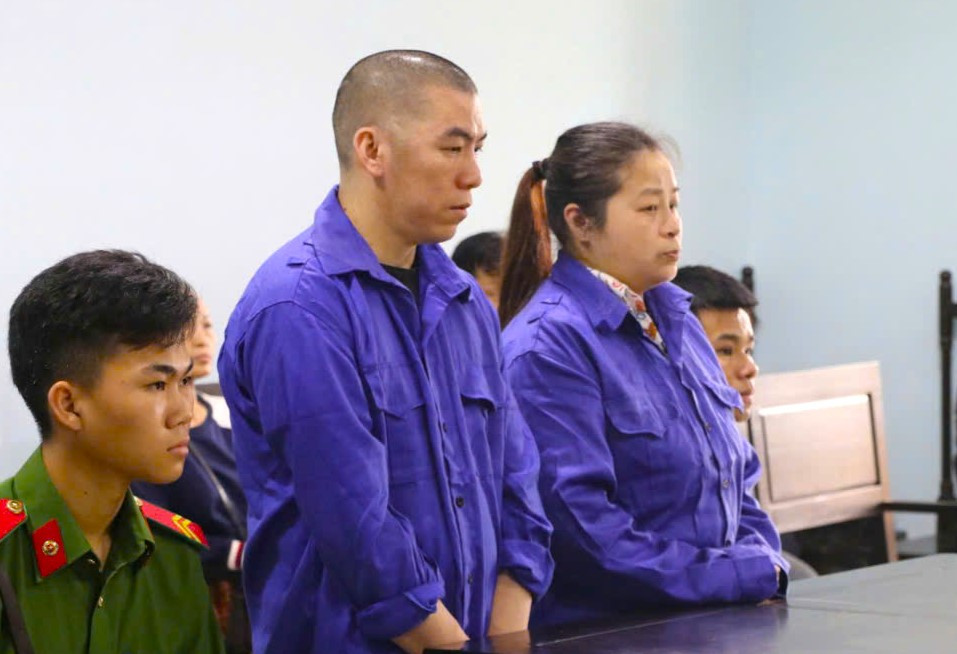 Bị cáo Vy Văn Nhập và Phạm Thị Tuyết Trinh tại tòa