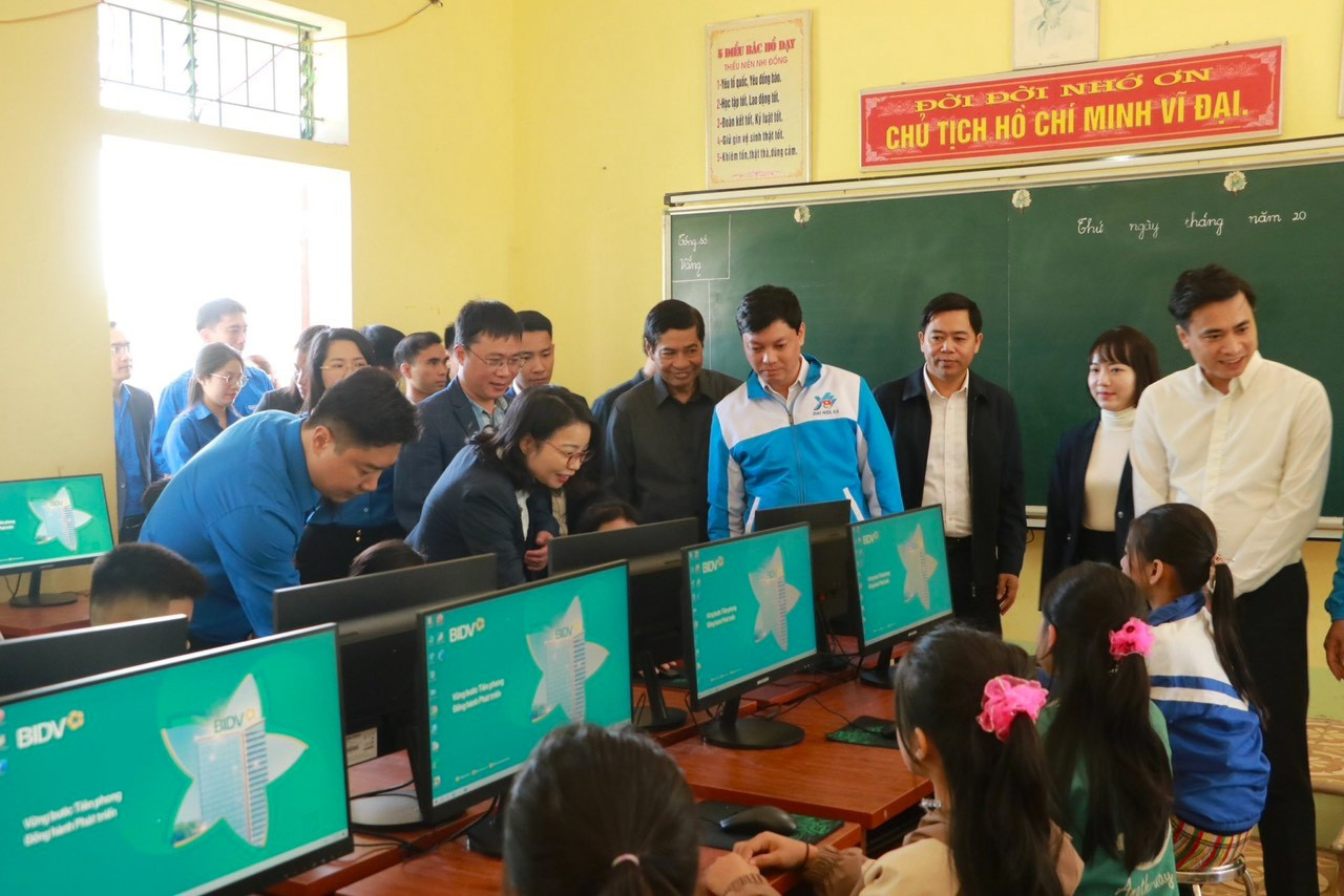 Khánh thành Phòng Tin học trao tặng Trường Tiểu học Thạch Ngàn. Khánh thành Phòng Tin học trao tặng Trường Tiểu học Thạch Ngàn.