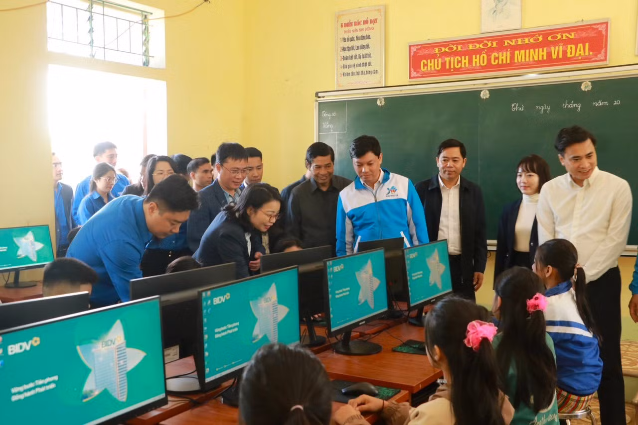 Khánh thành Phòng Tin học trao tặng Trường Tiểu học Thạch Ngàn.