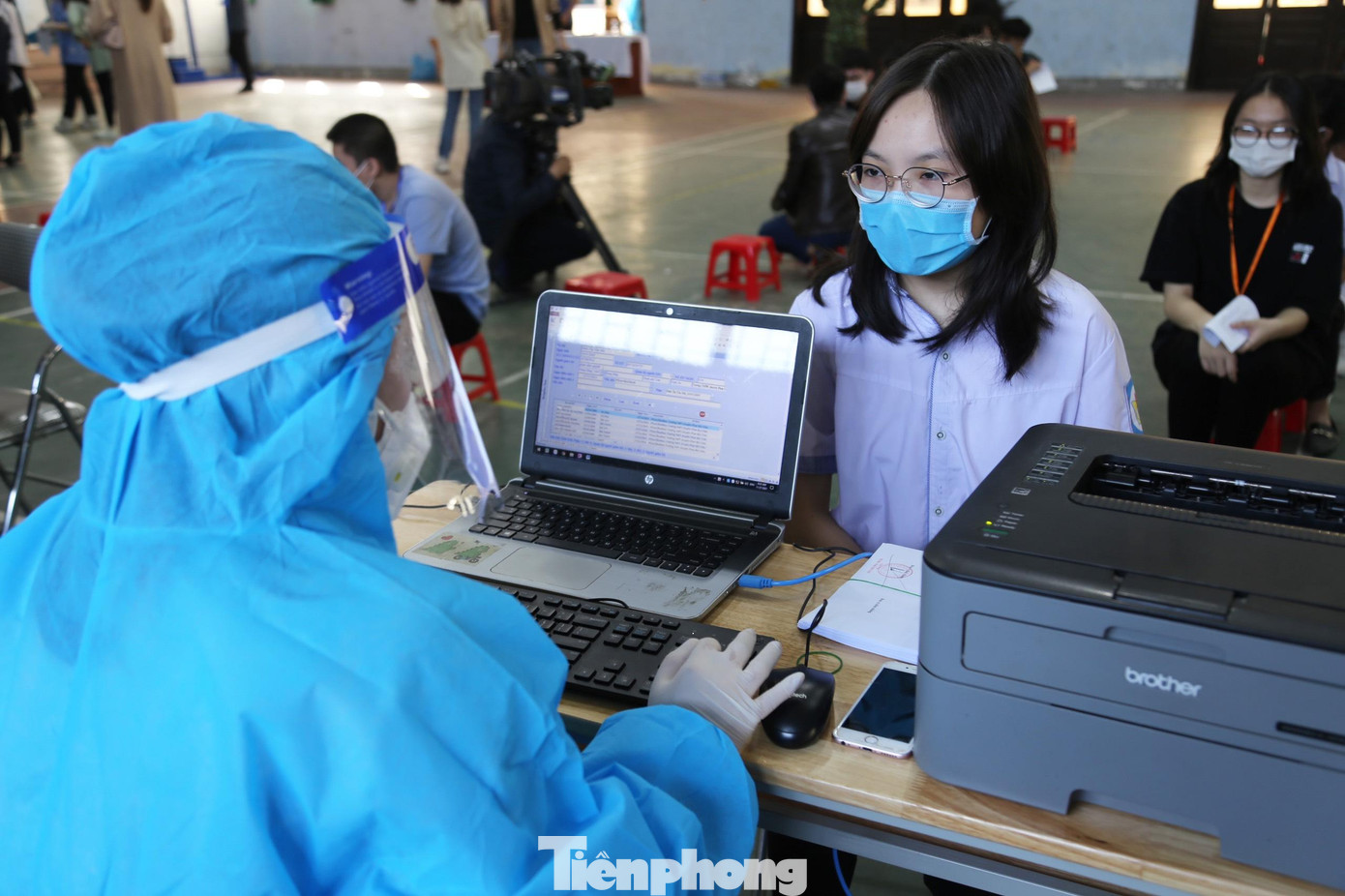 Sau khi nhân viên y tế khám sàng lọc đạt yêu cầu, các học sinh được hướng dẫn đến khu vực tiêm. Tiêm xong, học sinh ngồi chờ, sau 30 phút không có phản ứng, các em được ra về.