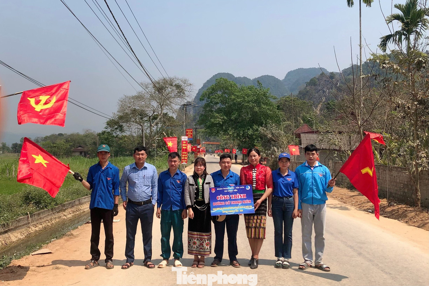 Trao tặng công trình đường cờ thanh niên