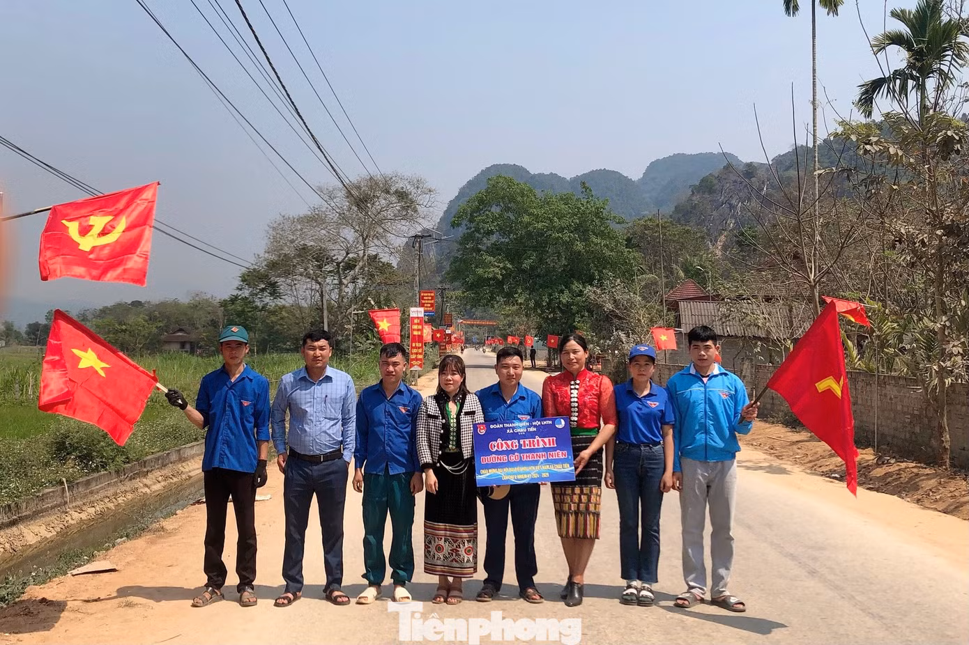Trao tặng công trình đường cờ thanh niên