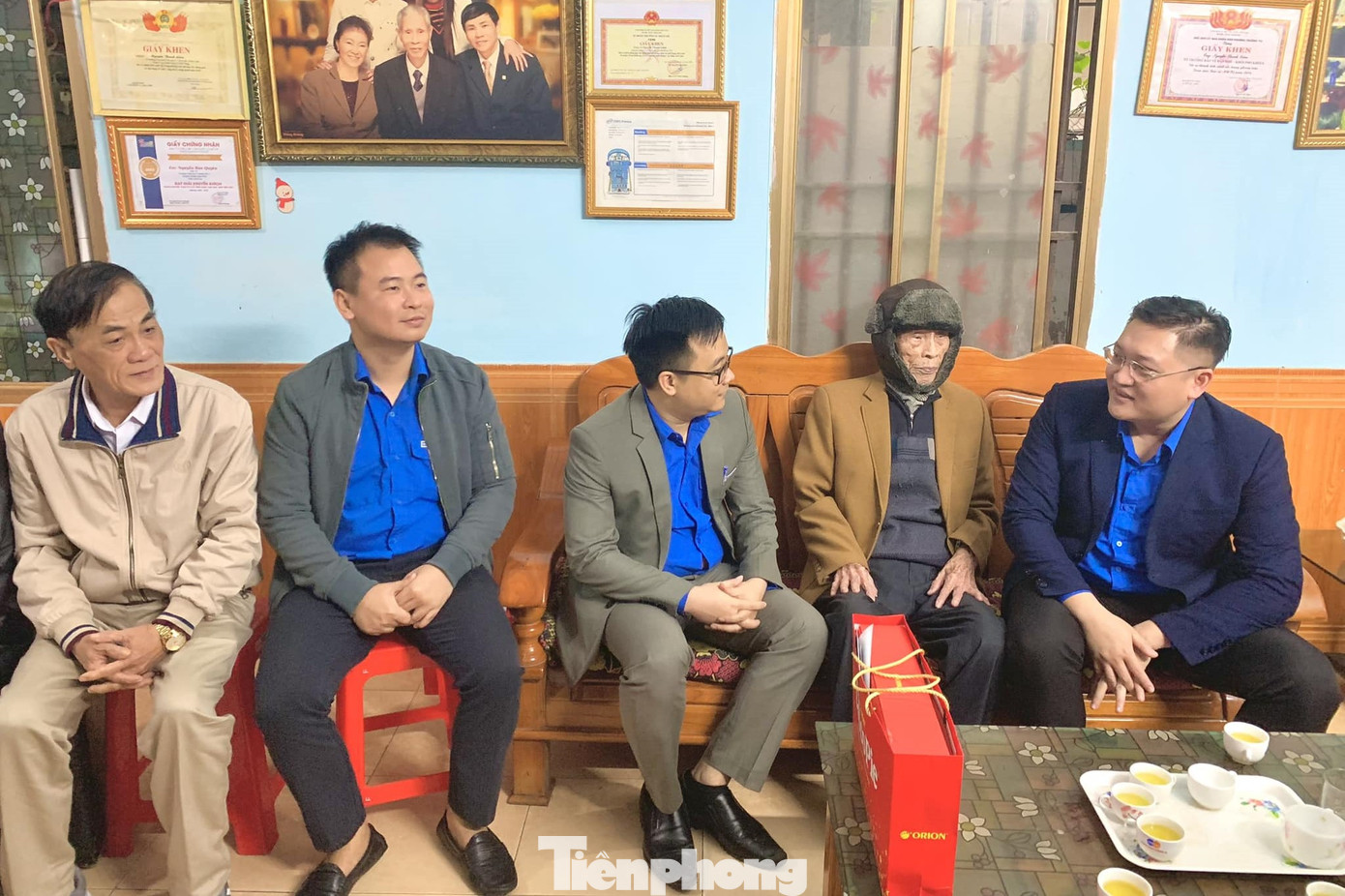 Thăm, tặng quà cho các Đảng viên lão thành.