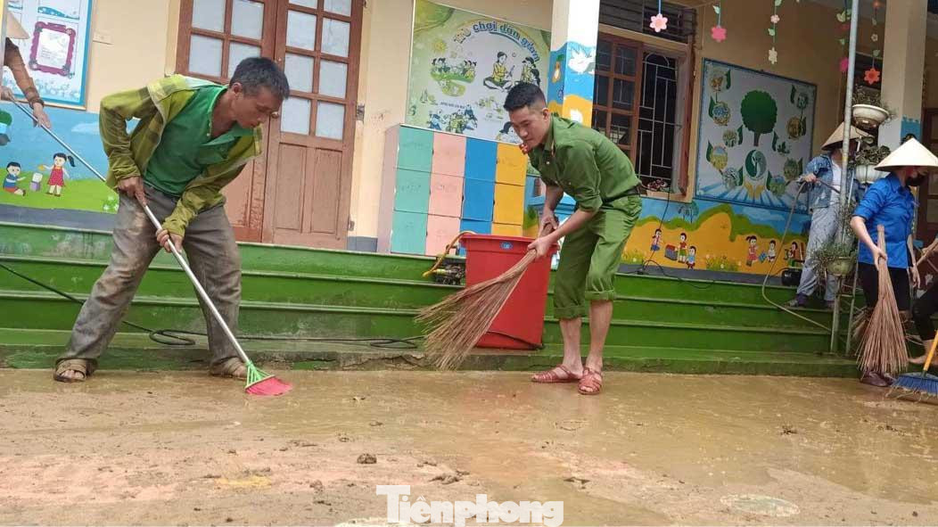 Lực lượng công an tăng cường giúp nhà trường dọn dẹp bùn đất. Lực lượng công an tăng cường giúp nhà trường dọn dẹp bùn đất.