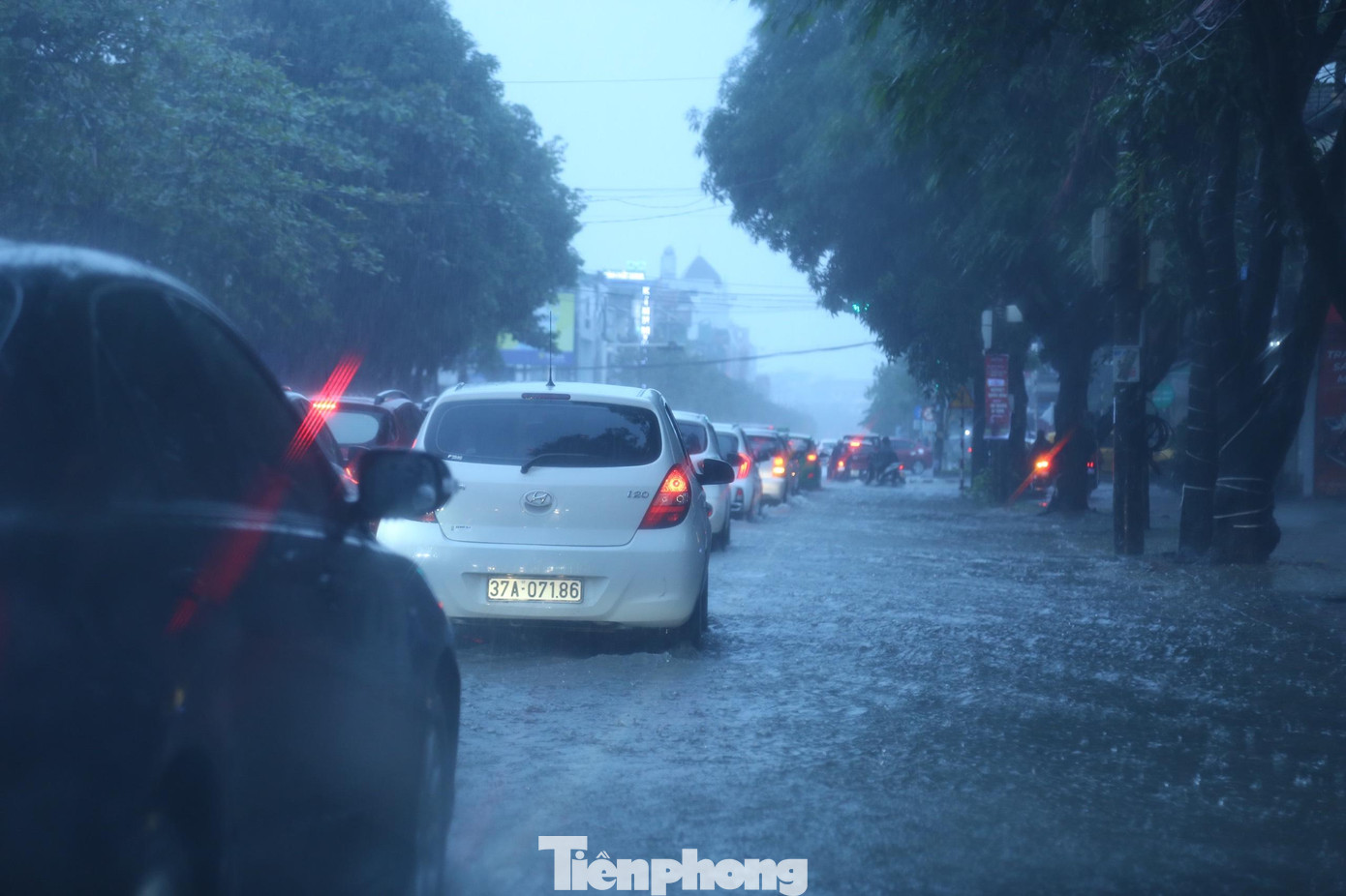 Do mưa ngập, giao thông tại nhiều nơi bị ùn tắc nghiêm trọng.