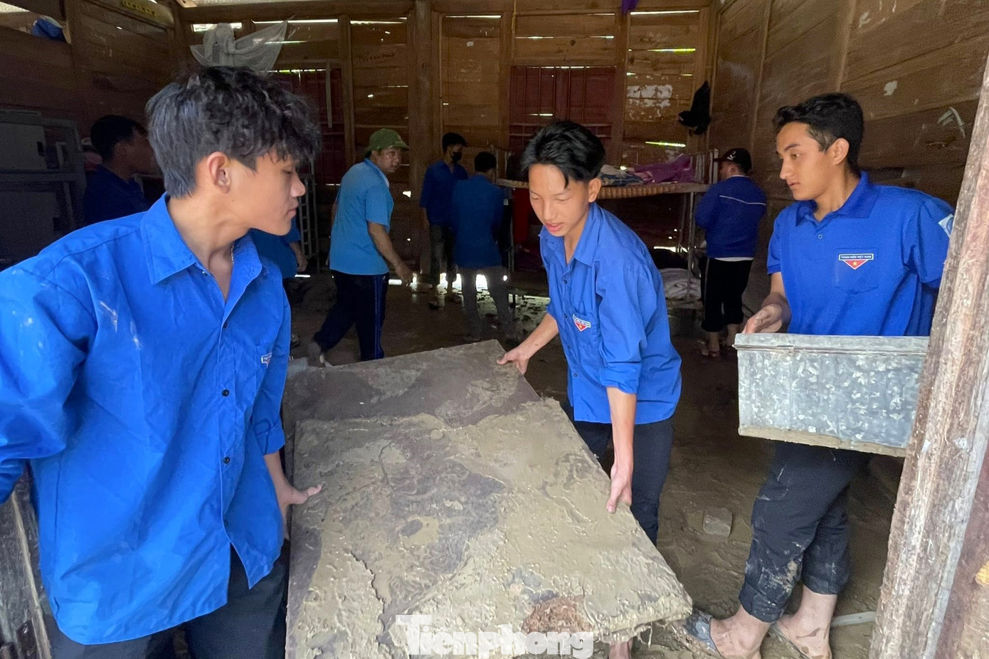 Phát huy tinh thần xung kích, tình nguyện, sau khi lũ rút, lực lượng đoàn viên thanh niên xã Hữu Khuông đã hỗ trợ nhà trường dọn dẹp.