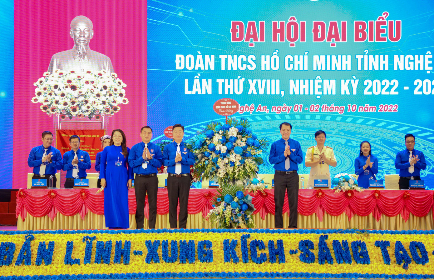 Bí thư T.Ư Đoàn Ngô Văn Cương tặng hoa chúc mừng Tỉnh Đoàn Nghệ An. Bí thư T.Ư Đoàn Ngô Văn Cương tặng hoa chúc mừng Tỉnh Đoàn Nghệ An.