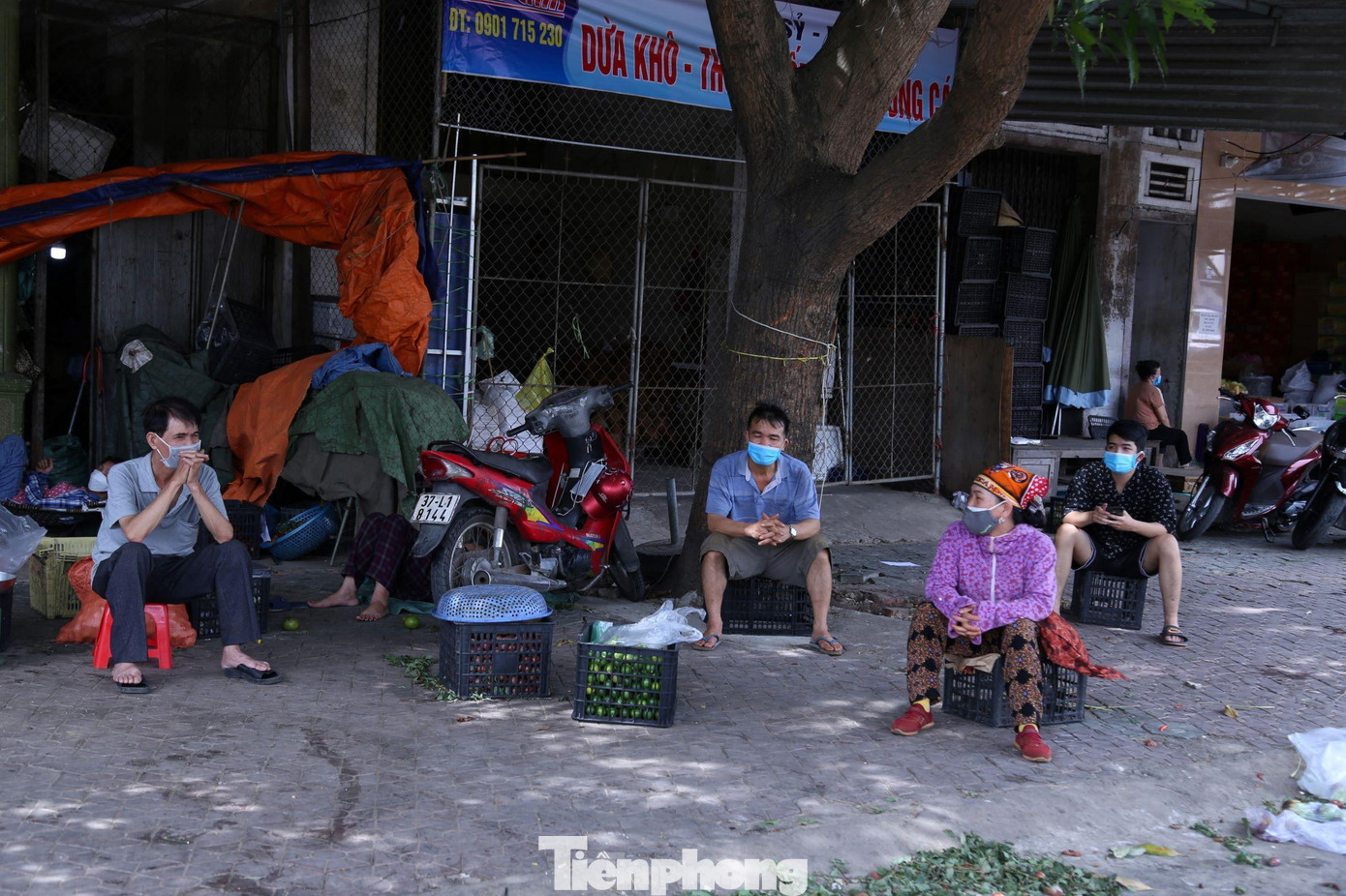 Các tiểu thương trong chợ lo lắng khi xuất hiện các ca dương tính với SARS-CoV-2 là những người buôn bán tại chợ.