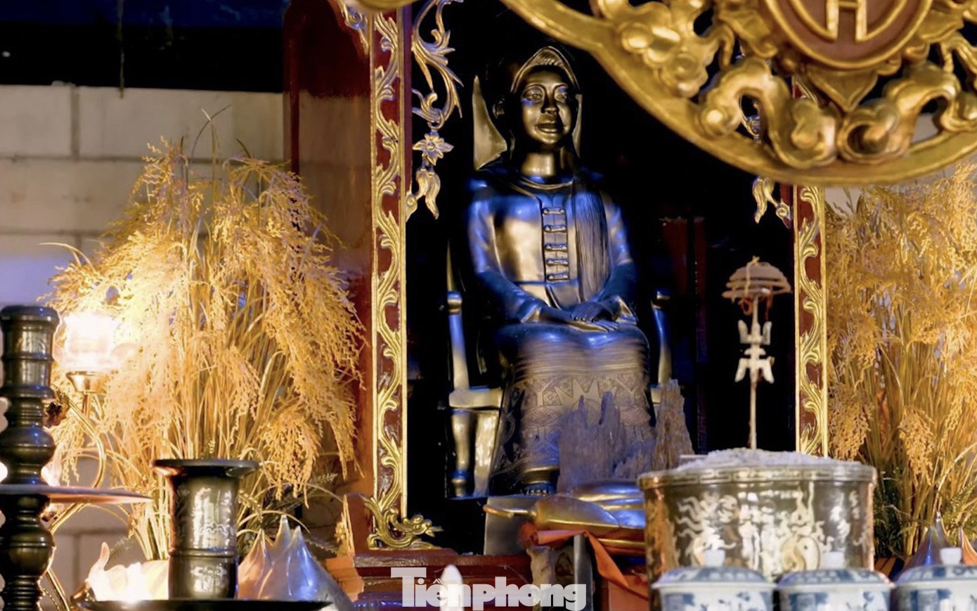 Tượng Nang Phốm Hóm được đúc bằng đồng theo mẫu một người phụ nữ dân tộc Thái với trang phục truyền thống, đầu đội khăn phiêu, mặc áo cóm đính hai hàng khuy ở giữa, váy khắc các hình hoa văn truyền thống của người Thái ở Mường Choọng.