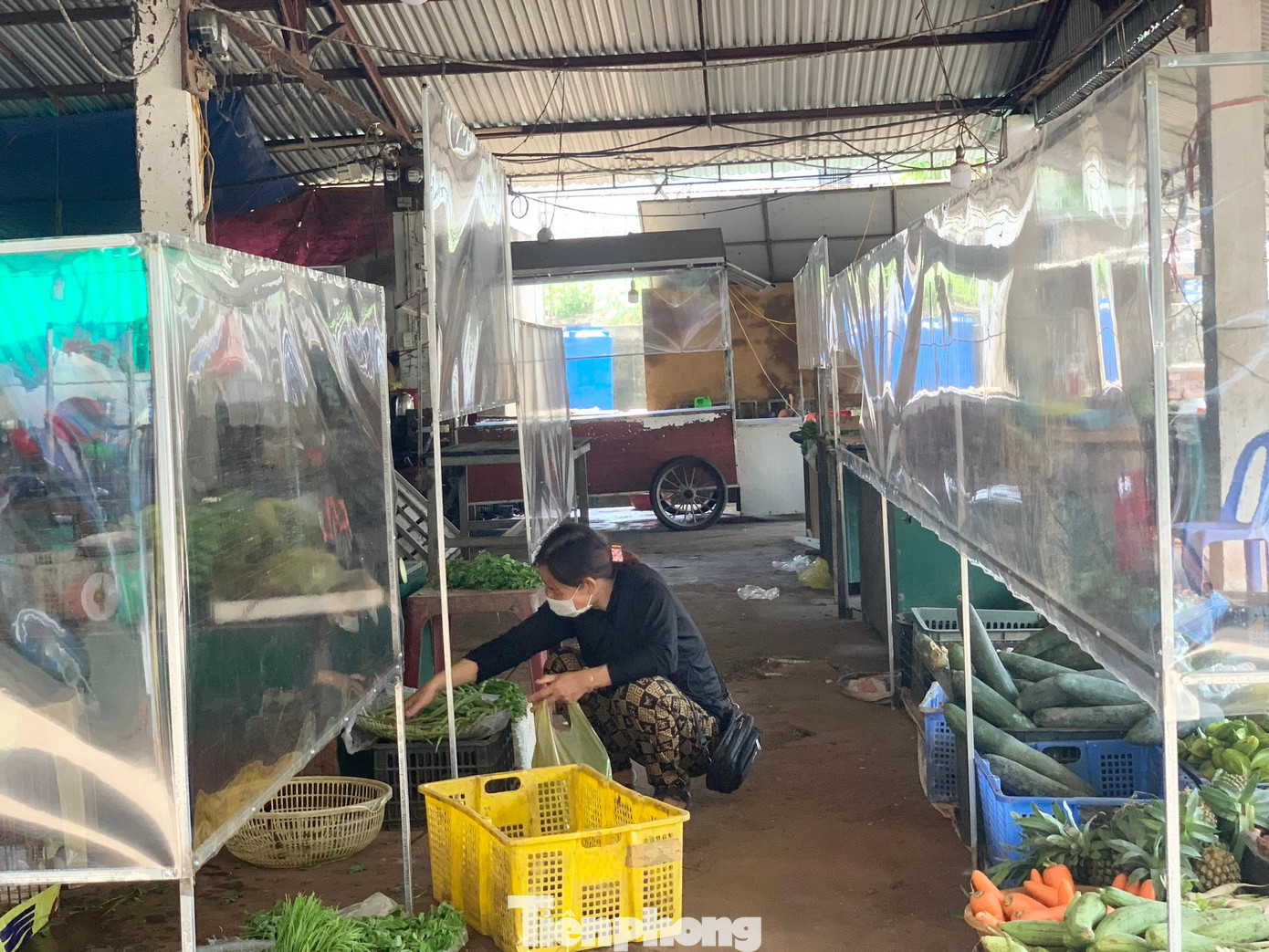 Bà Nguyễn Thị Thu Phương - Phó BQL chợ Phong Toàn cho biết, người dân rất ý thức trong phòng, chống dịch bệnh. Theo bà Phương, nguyên nhân lượng người đến chợ ít là do mới mở lại, nhiều người chưa nắm được thông tin nên chưa đi nhiều. Bên cạnh đó, một bộ phận người dân còn tâm lý e ngại khi vào chợ do trước đó từng có các ca nhiễm COVID-19 xuất phát từ các chợ, dù hiện nay công tác phòng dịch tại các chợ đều đã đảm bảo nghiêm ngặt.