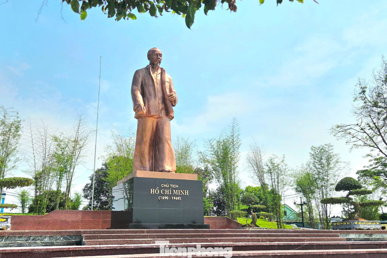 Lễ hội Làng Sen năm nay sẽ có nhiều hoạt động như: hội diễn Tiếng hát Làng Sen; triển lãm ảnh đất nước, con người ASEAN; tuần phim về Bác Hồ; giao lưu các nghệ sĩ điện ảnh, đoàn làm phim về Bác Hồ tại Nghệ An... Lễ hội Làng Sen năm nay sẽ có nhiều hoạt động như: hội diễn Tiếng hát Làng Sen; triển lãm ảnh đất nước, con người ASEAN; tuần phim về Bác Hồ; giao lưu các nghệ sĩ điện ảnh, đoàn làm phim về Bác Hồ tại Nghệ An...