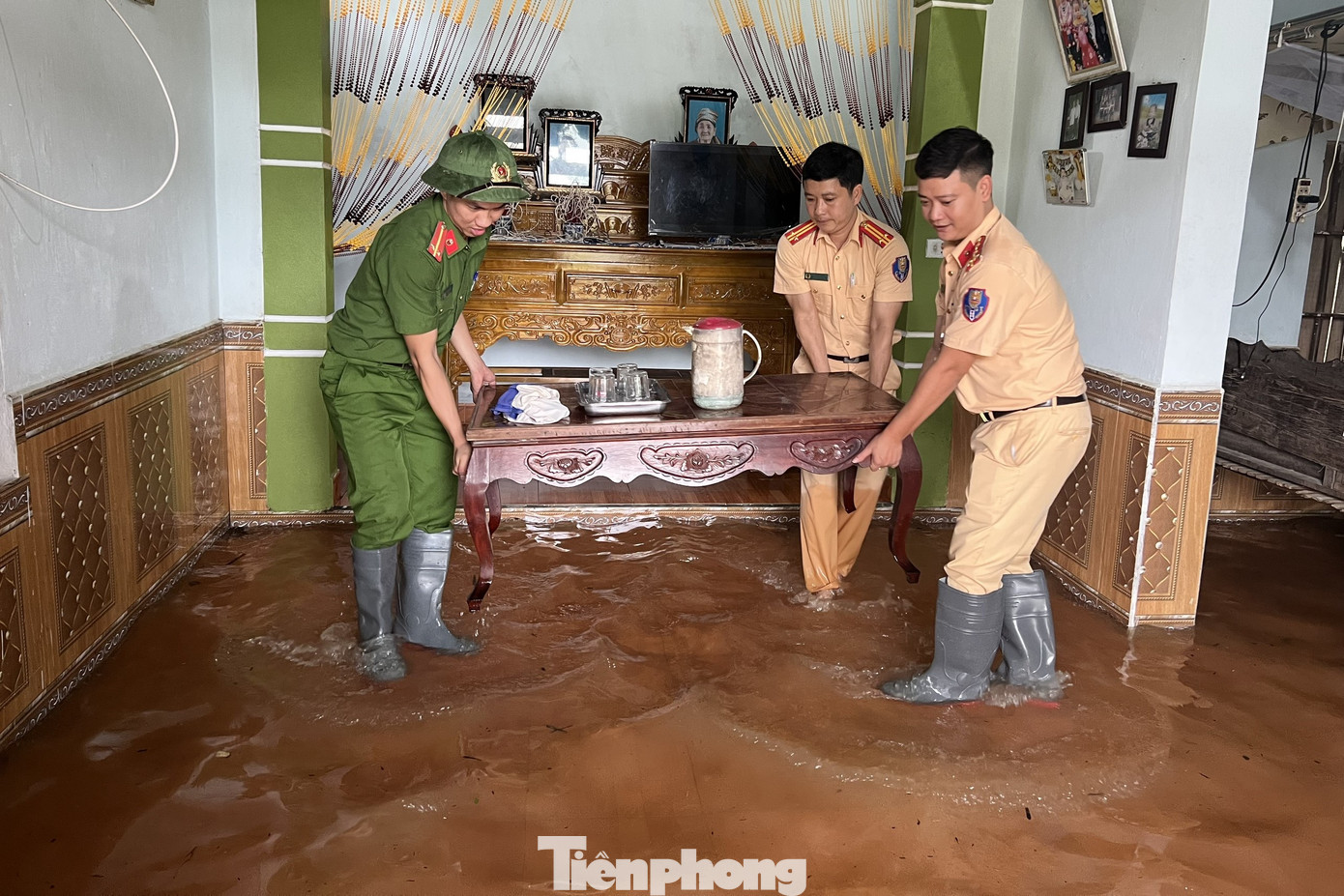 Giúp dân di dời tài sản đến nơi khô ráo.