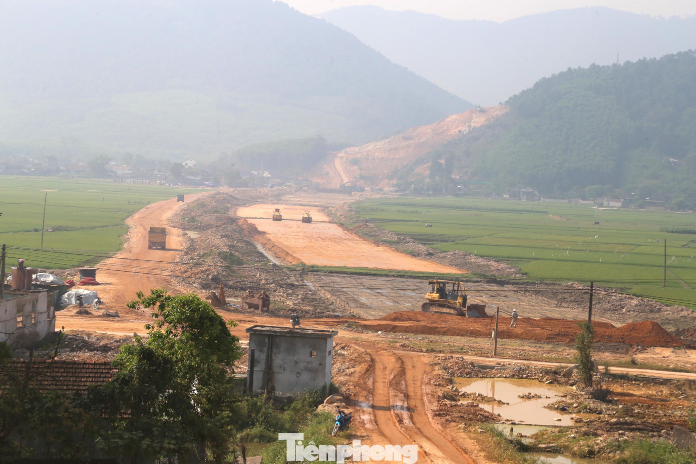 Hơn 50 mũi thi công của các nhà thầu đang tập trung nhân lực đắp đất nền đường, đào cửa hầm, thi công cọc khoan nhồi, cấu kiện đúc sẵn, tập kết vật liệu, xử lý đất yếu…