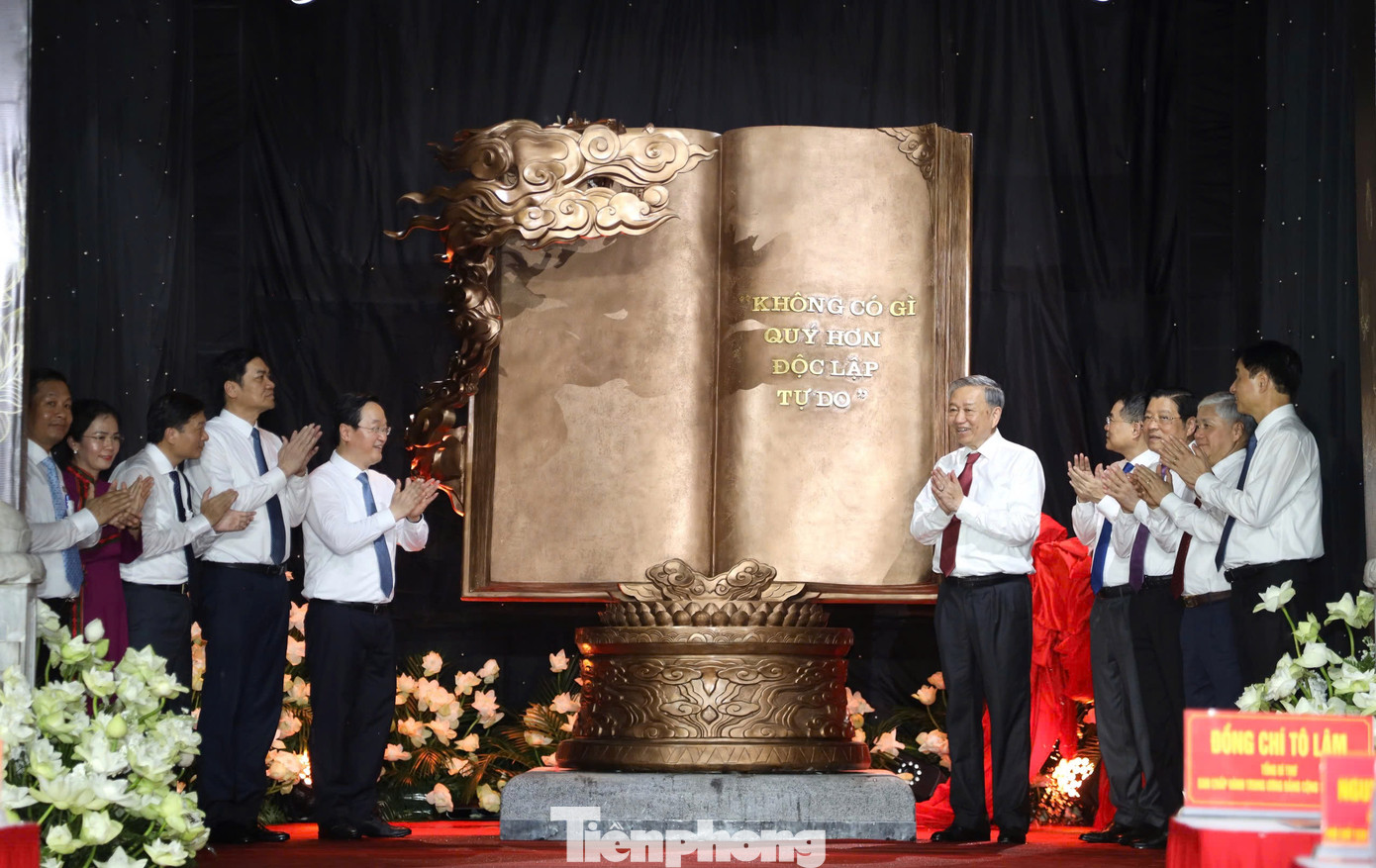 Tổng Bí thư Tô Lâm trao tặng tác phẩm điêu khắc “Việt Nam - những trang sử vàng” đến Khu di tích quốc gia đặc biệt Kim Liên.