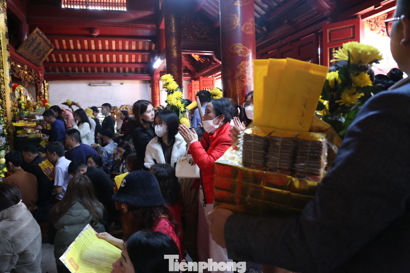 Mỗi dịp tết đến xuân về hay các ngày lễ hội, hàng vạn du khách thập phương về đền để dâng hương, dâng lễ.