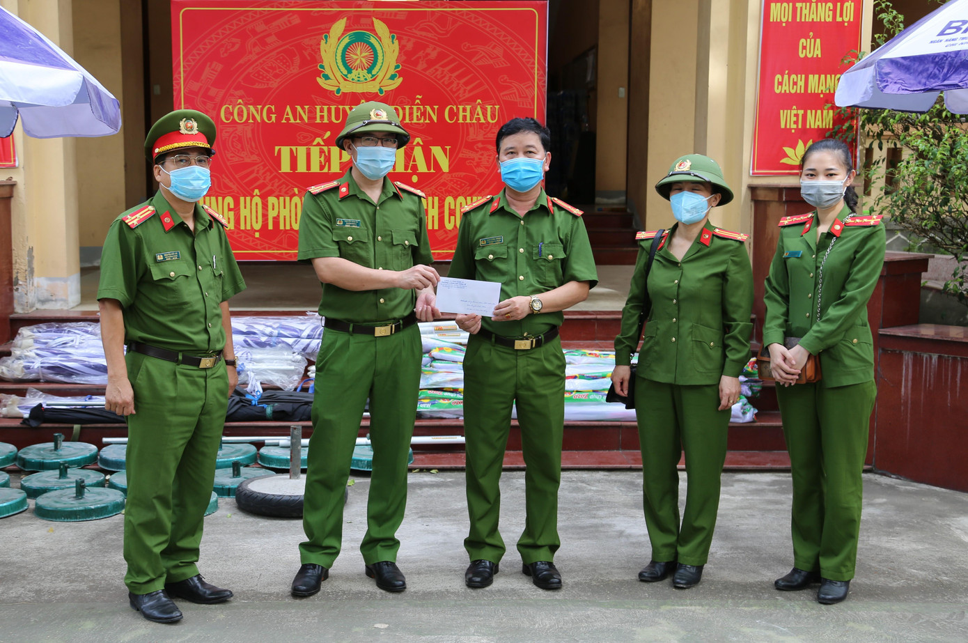 Thượng tá Nguyễn Bình Hà - Trưởng phòng PC03, Công an Nghệ An (thứ 2 từ trái qua) đã trao tặng 30 chiếc màn chụp và 5 triệu đồng tiền mặt cho Công an huyện Diễn Châu. Thượng tá Nguyễn Bình Hà - Trưởng phòng PC03, Công an Nghệ An (thứ 2 từ trái qua) đã trao tặng 30 chiếc màn chụp và 5 triệu đồng tiền mặt cho Công an huyện Diễn Châu.