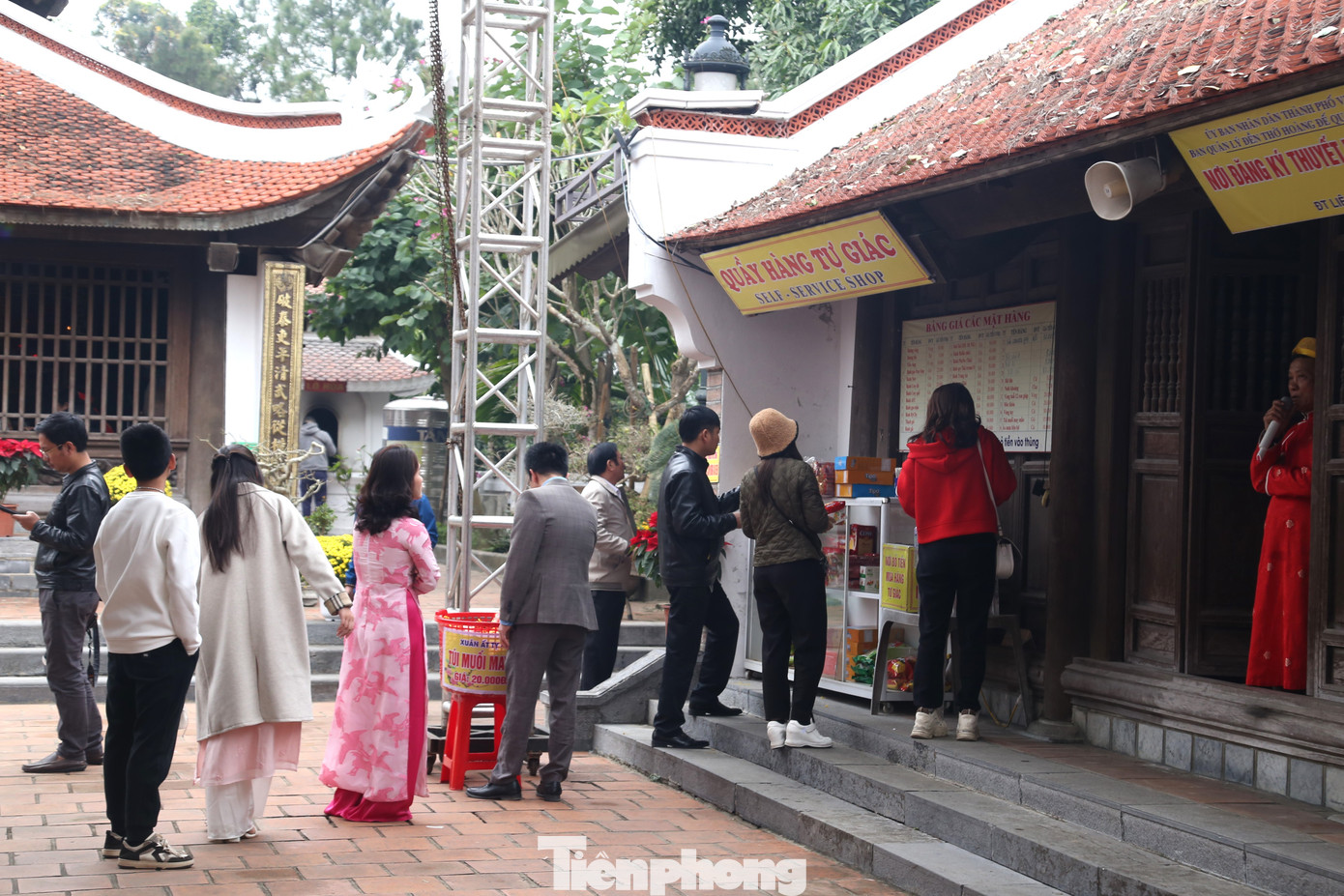 Quầy hàng tự giác - du khách tự mua hàng và bỏ tiền vào thùng. Quầy hàng tự giác - du khách tự mua hàng và bỏ tiền vào thùng.