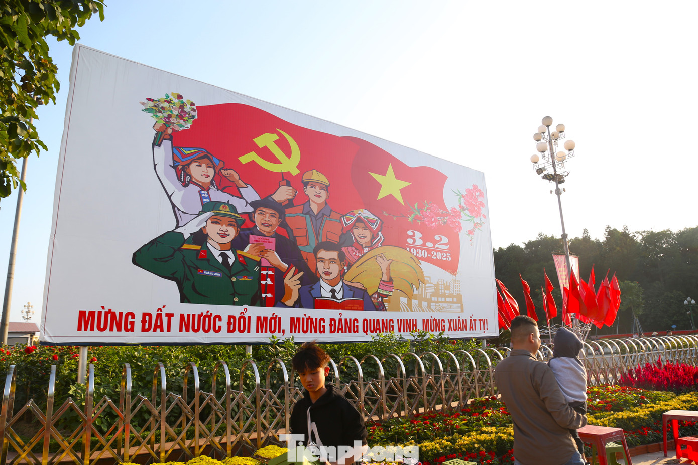 Những bảng biển tuyên truyền được lắp đặt tại các tuyến đường lớn của thành phố.