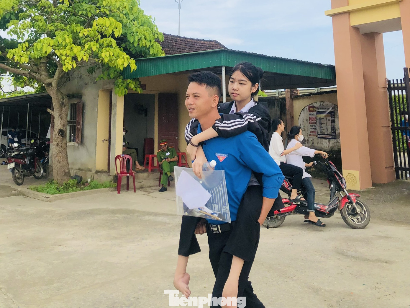 Nữ sinh Nguyễn Thị Hiền bị căn bệnh xương thủy tinh, teo hai chân không thể đi lại, được đoàn thanh niên cõng đi thi sáng 5/6