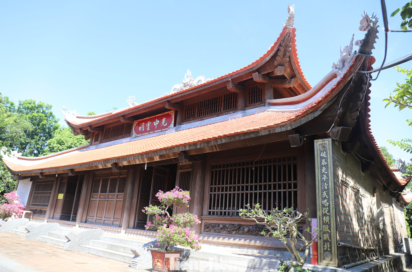 Điểm nhấn kiến trúc ngôi đền là nhà tiền đường, gồm 3 gian thượng điện, trung điện, hạ điện, thiết kế theo hình chữ Tam cao dần lên. Cả 3 nhà đều được làm bằng gỗ lim, chạm khắc họa tiết theo phong cách thời Nguyễn.