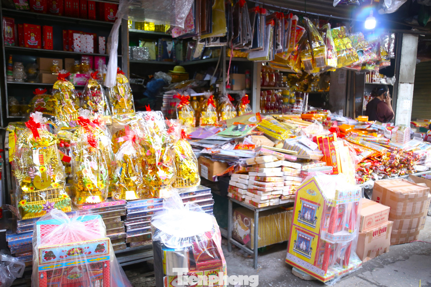 Khu vực bán các mặt hàng đồ thờ cúng cũng rất vắng vẻ. Khu vực bán các mặt hàng đồ thờ cúng cũng rất vắng vẻ.