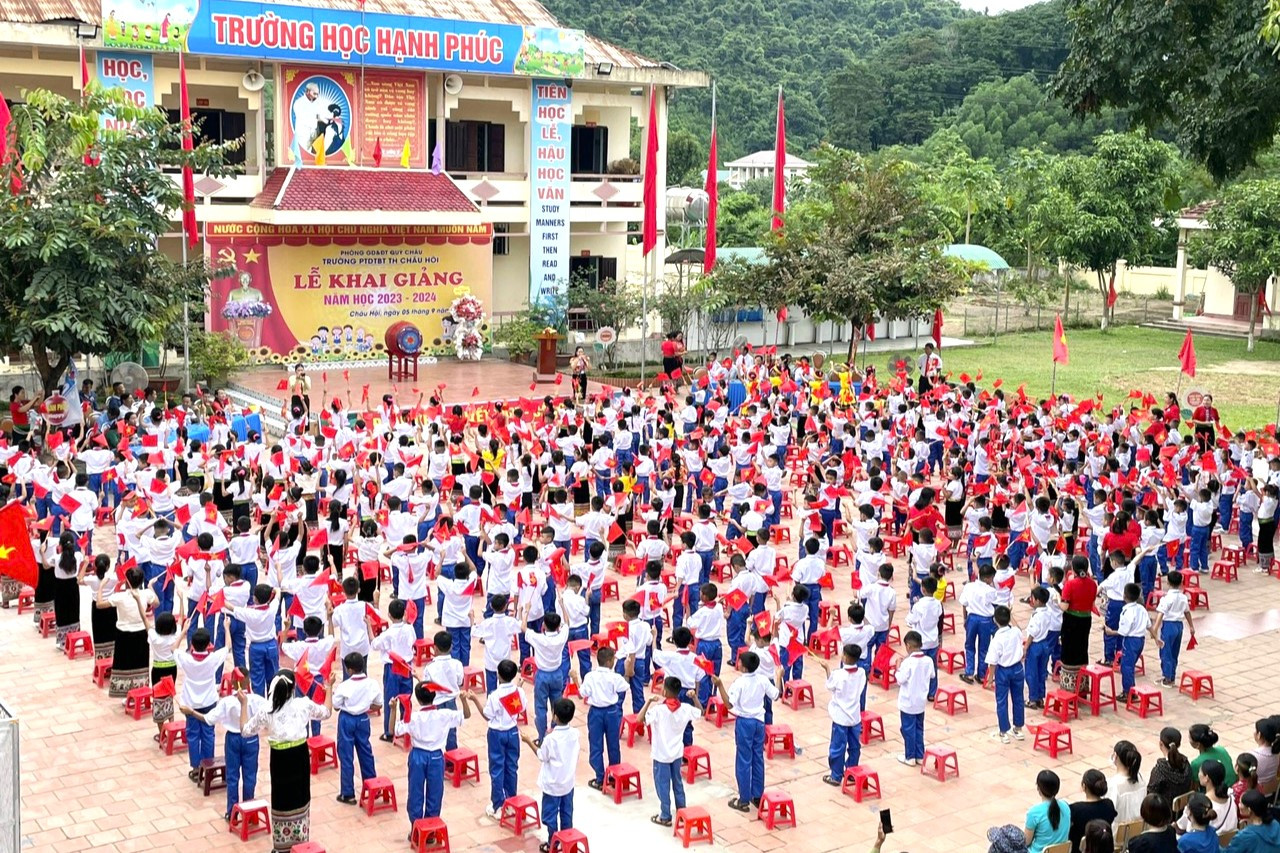 Quang cảnh lễ khai giảng tại Trường PTDT BT Tiểu học Châu Hội.