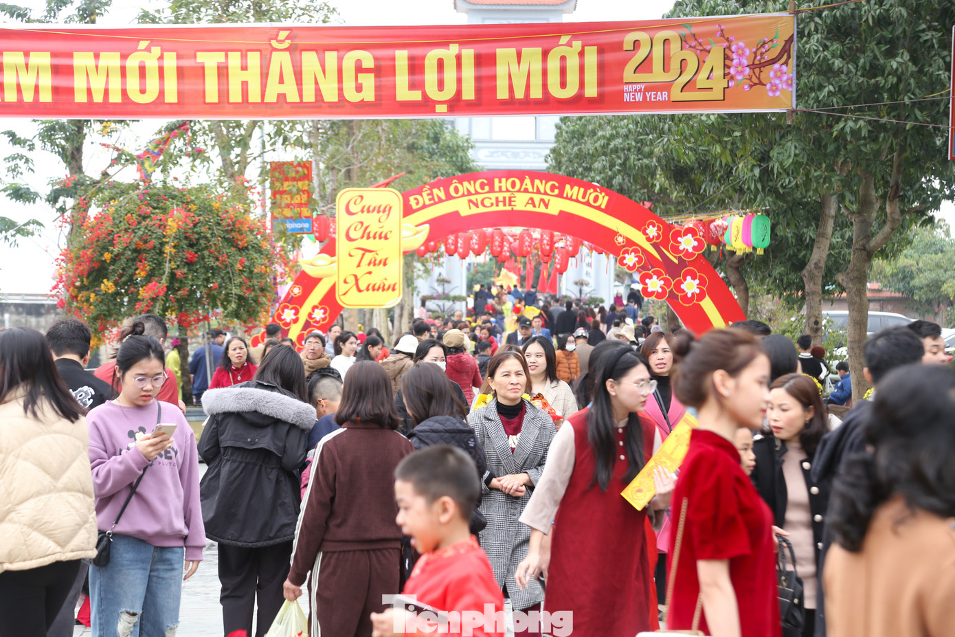 Ghi nhận sáng 10/2 (tức mồng 1 Tết), hàng nghìn người dân và du khách thập phương về tại Đền ông Hoàng Mười (huyện Hưng Nguyên, Nghệ An), để dâng hương, dâng lễ. Mọi người cùng nhau thắp hương cầu an, tài lộc.