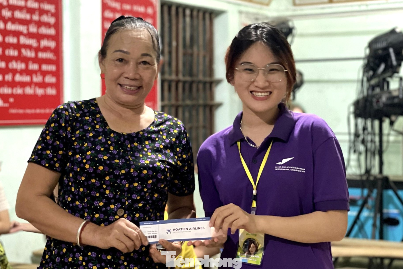 Dạy tiếng anh giao tiếp cơ bản, các nghiệp vụ ngành du lịch và khách sạn cho người dân địa phương.