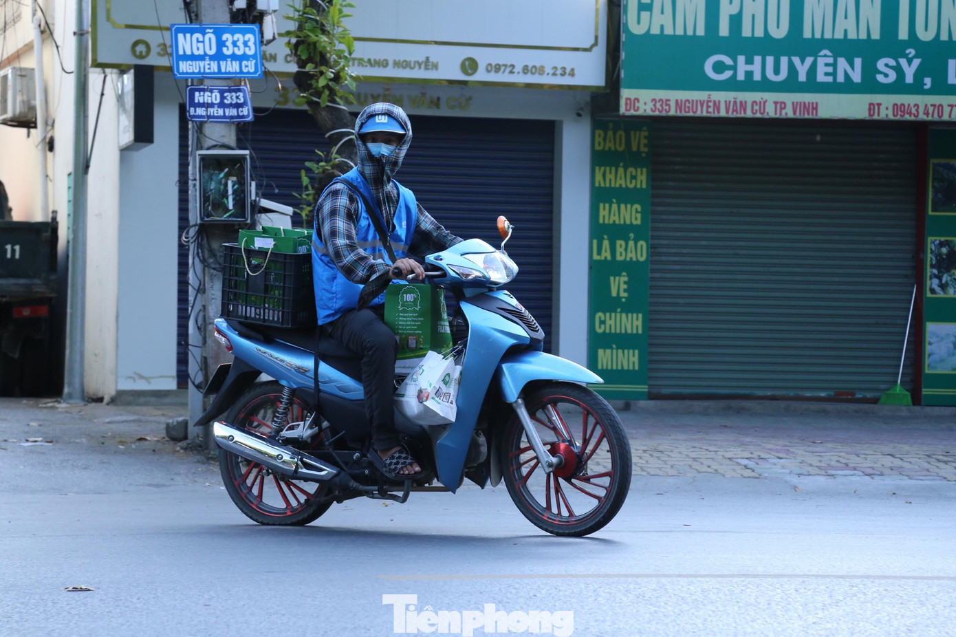 Quy định này khiến nhiều người đã thay đổi thói quen, thay vì ra hàng quán để ăn uống, thì bây giờ chuyển sang đặt hàng online và người giao hàng (shipper) sẽ đem đến tận nơi. Nhờ vậy, các đơn hàng của shipper cũng tăng vọt.