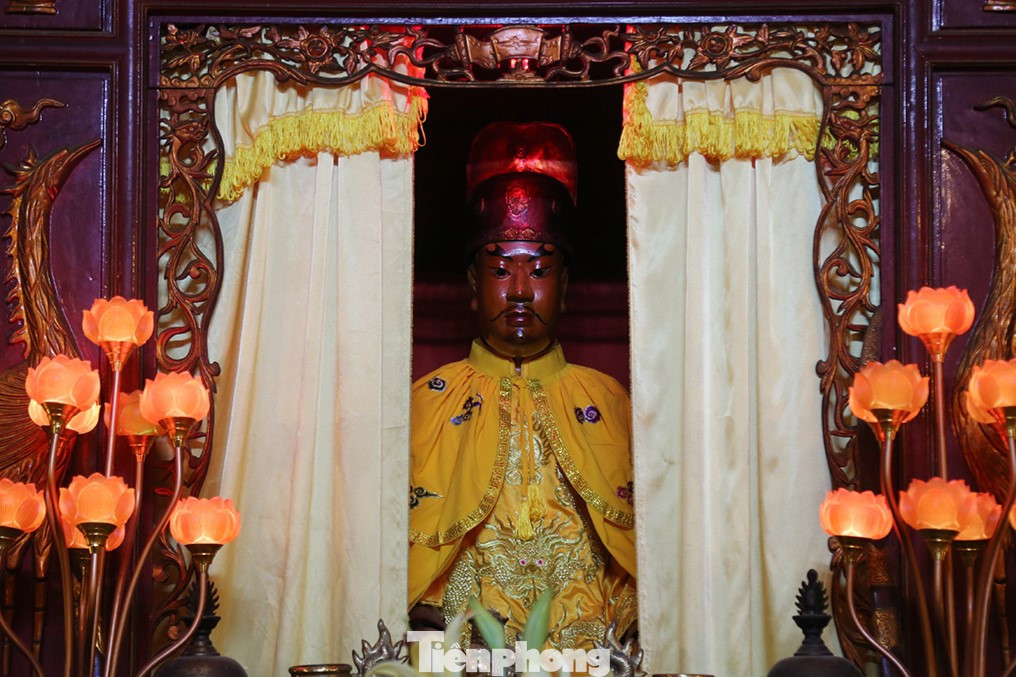 Tượng Uy Minh Vương Lý Nhật Quang tại đền Quả Sơn.