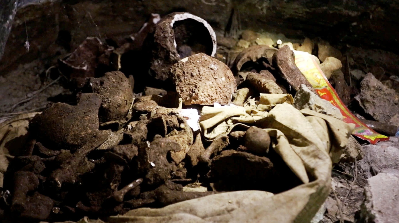 Rất nhiều xương, nghi của người được phát hiện tại hiện trường. Rất nhiều xương, nghi của người được phát hiện tại hiện trường.