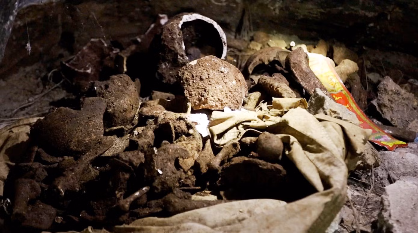 Rất nhiều xương, nghi của người được phát hiện tại hiện trường.